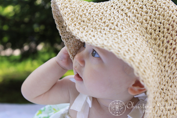 family portraits, professional, south pittsburg, chattanooga, tn, tennessee, 6 month old, girl,  spring, color, outside, natural, photographer, photographs, pictures, floppy summer hat