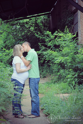old woolen mill, cleveland, tennessee, tn, abandoned building, brick, maternity, professional photographer, portraits, couple, kissing, overgrown, first time parents