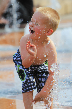 children photography, pictures, portraits, professional, Coolidge Park, fountain, swimming, water, playing