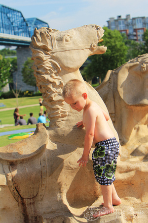 children photography, pictures, portraits, professional, Coolidge Park, fountain, swimming, water, playing, walnut street bridge, horse