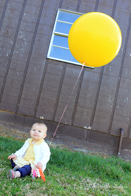 yellow, balloon, big, baby, one year old, first birthday, lifestyle portraits, photographs, pictures, chattanooga, tennessee, dayton, tn, professional