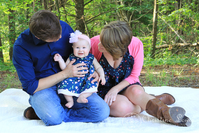 family photography, dayton, tn, tennessee, photographs, portraits, pictures, professional, parents, 6 month old, girl, baby