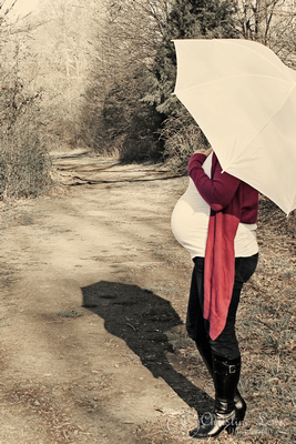 shadow, umbrella, maternity, mother, chattanooga, tennessee, tn, lifestyle portrait, on location, outdoor, pink