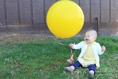 yellow, balloon, playing, laughing, one year old, first birthday, professional, lifestyle portraits, photographs, pictures, chattanooga, tennessee, dayton, tn