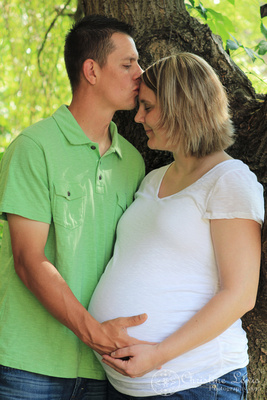 old woolen mill, cleveland, tennessee, tn, maternity, professional photographer, portraits, tree, weeping willow, couple, first time parents, kiss on the forehead