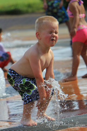 children photography, pictures, portraits, professional, Coolidge Park, fountain, swimming, water, playing