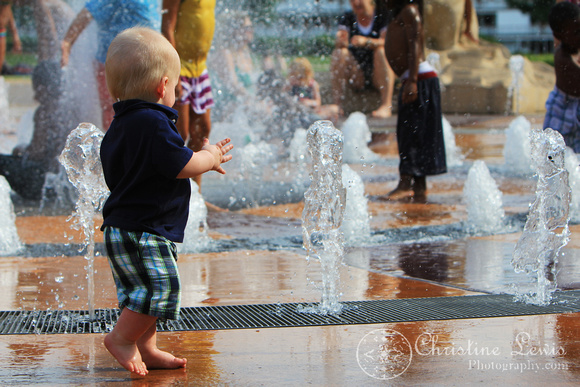 children photography, pictures, portraits, professional, Coolidge Park, fountain, swimming, water, playing, 1 year old