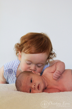 newborn photography, baby, infant, natural, outdoor, professional, chattanooga, tennessee, tn, big brother, love, red curly hair, kiss